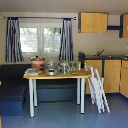 Campsite Mobil-home Confortable Avec Terrasse Pour 6 Personnes - Api-1-52-836