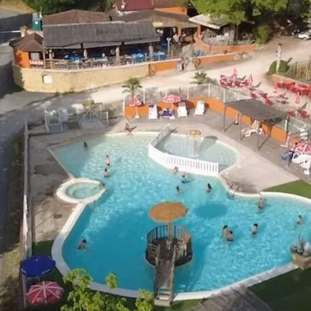 Campsite Mobil-home Confortable Avec Terrasse Pour 6 Personnes - Api-1-52-836 *