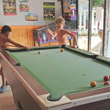 Mobil-home Confortable Avec Terrasse Pour 6 Personnes - Api-1-52-836 Campsite